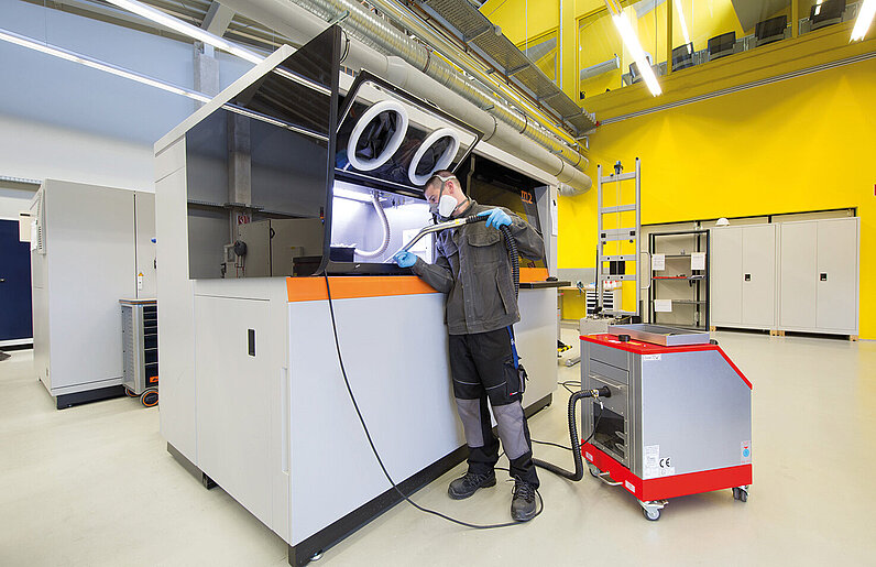 Ruwac Nassabscheider NA7-26 saugt beim 3D-Druck bei Conceptlaser in Hamburg.