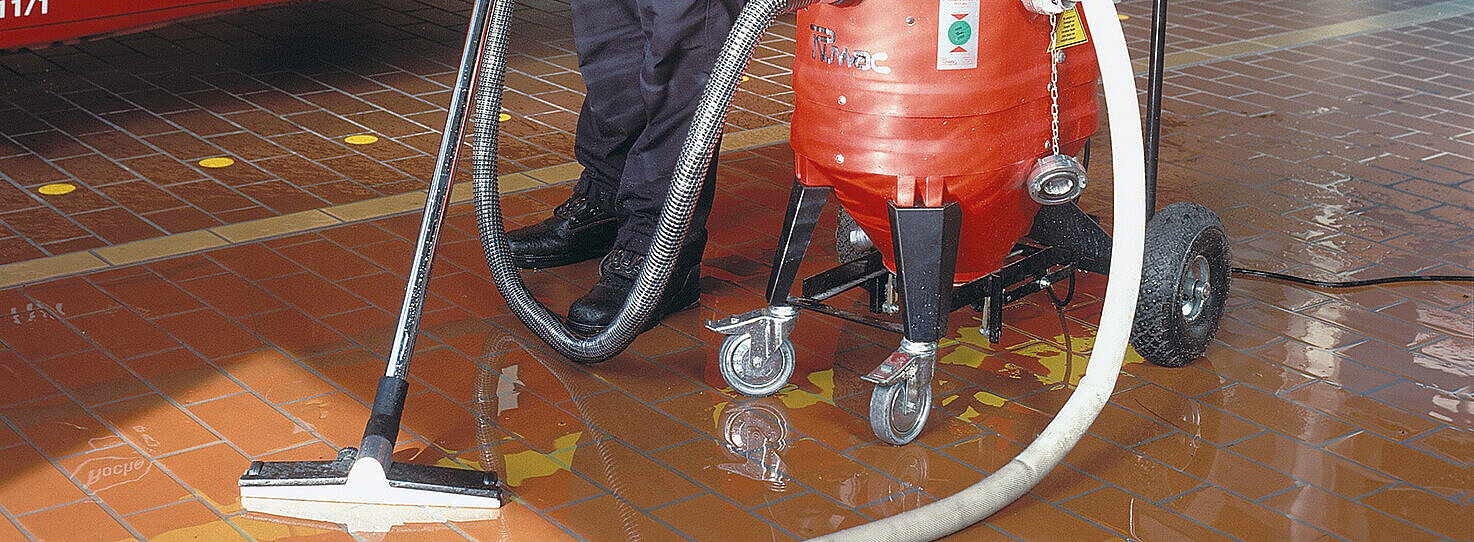 Ruwac Wassersauger WSP200 saugt Wasser bei der Werksfeuerwehr von Roche Diagnostics in Mannheim.