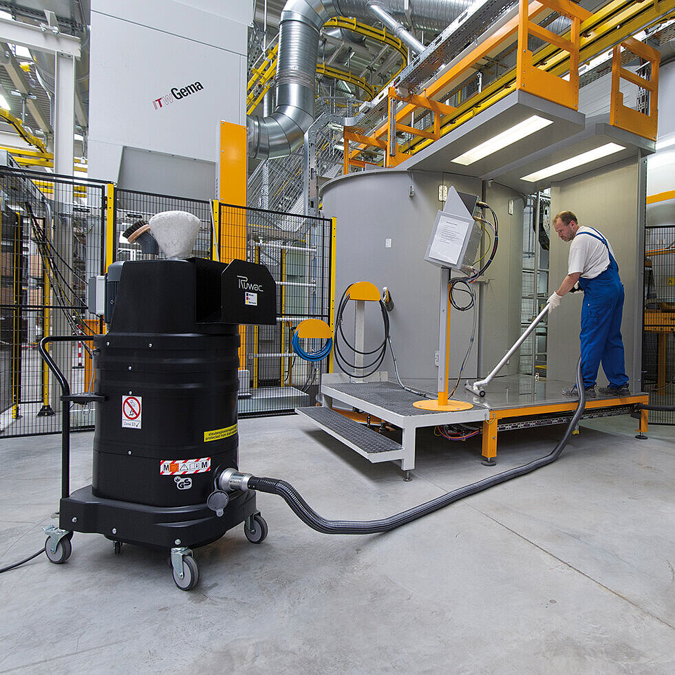 Ruwac Industriesauger DS1220 für den StaubEx-Bereich saugt Metallspäne bei Hörmann in Oerlinghausen.