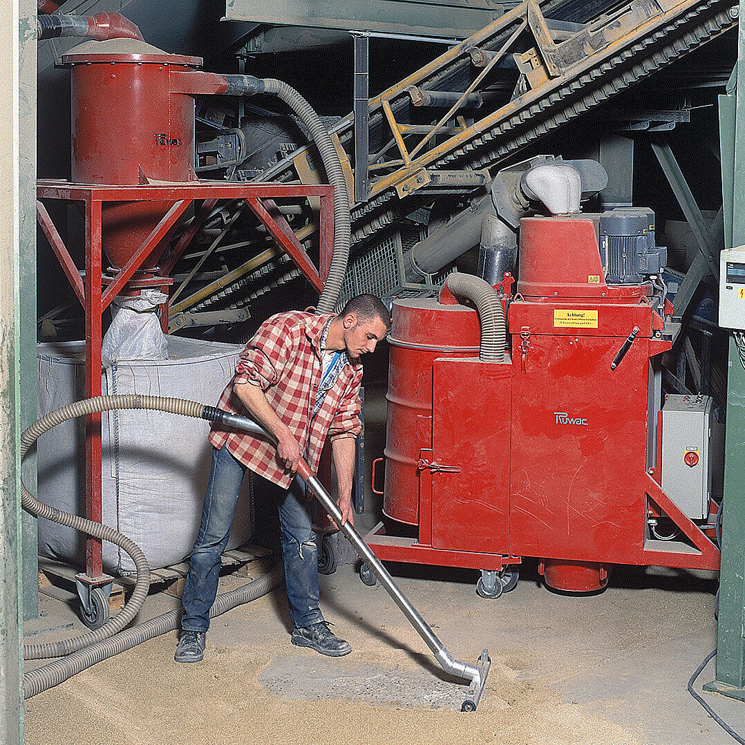 Ruwac Industriesauger DS4150 für den StaubEx-Bereich saugt Vermiculit Pressspan bei Kramer Progetha in Düsseldorf.
