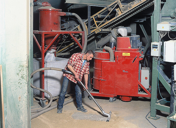 Ruwac Industriesauger DS4150 für den StaubEx-Bereich saugt Vermiculit Pressspan bei Kramer Progetha in Düsseldorf.