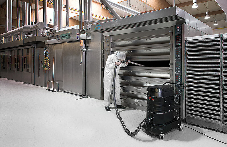 Ruwac Industriesauger R01 A für den StaubEx-Bereich saugt Mehlstäube in einer Großbäckerei.