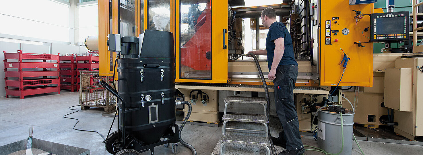 Ruwac Wassersauger WSP200 saugt Metallspäne an der Universität in Nürnberg.