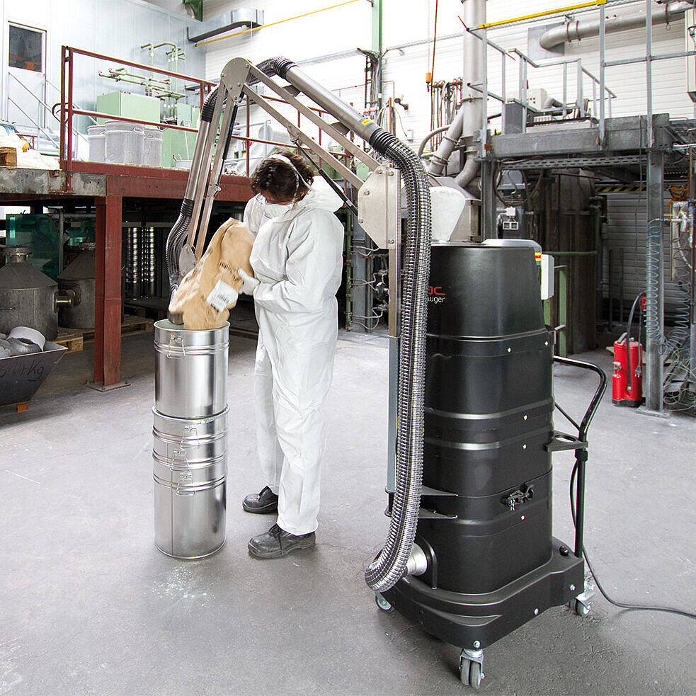 Ruwac Industriesauger mit Drehstromantrieb DS1220 für StaubEx-Bereich saugt explosionsfähige Aluminiumstäube bei Peak in Velbert ab