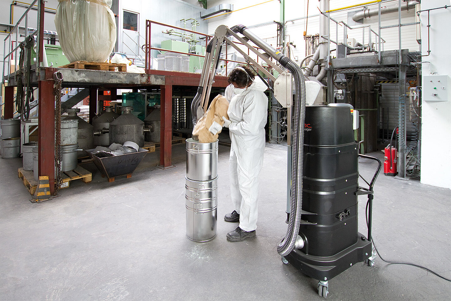 Ruwac Industriesauger mit Drehstromantrieb DS1220 für StaubEx-Bereich saugt explosionsfähige Aluminiumstäube bei Peak in Velbert ab