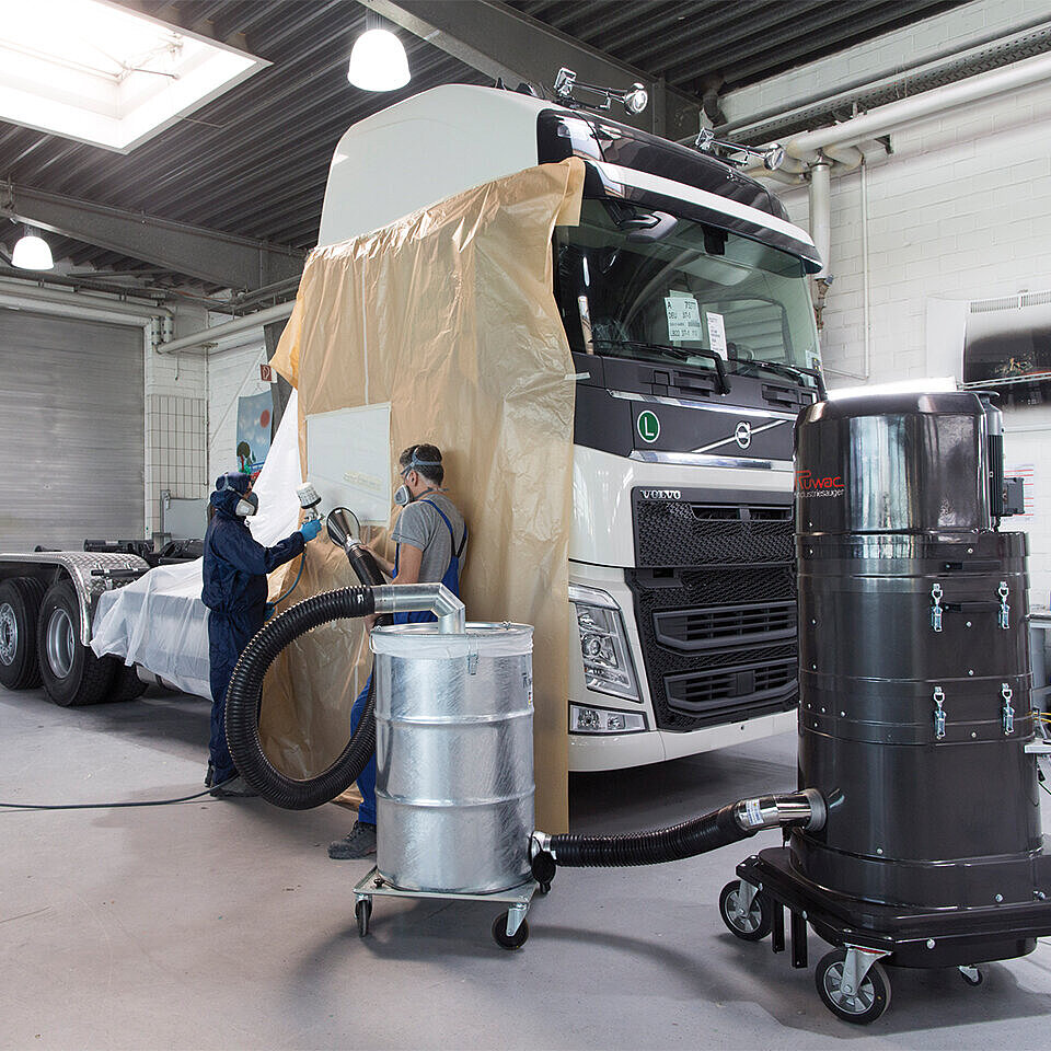 Ruwac Industriesauger DS2520 mit Vorabscheider für den StaubEx-Bereich saugt Lackierstäube und Lackiernebel bei Thedens in Düsseldorf.
