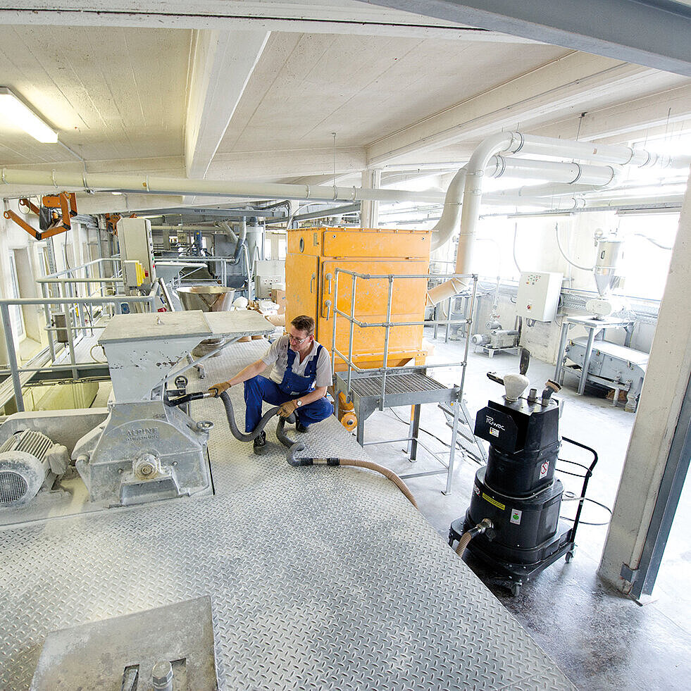 Ruwac Industriesauger mit Drehstromantrieb DS1220 für StaubEx-Bereich saugt Kunststoffpigmente bei den Raschigwerken in Espenheim auf