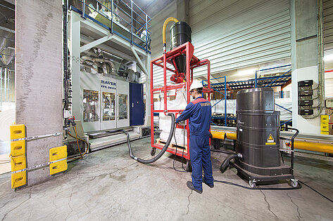 Ruwac Industriesauger DS2520 saugt Makrolon im Chemion Chemiepark in Uerdingen.