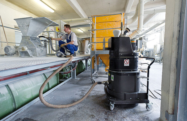 Ruwac Industriesauger mit Drehstromantrieb DS1220 für den StaubEx-Bereich saugt Kunststoffpigmente bei den Raschigwerken in Espenheim auf