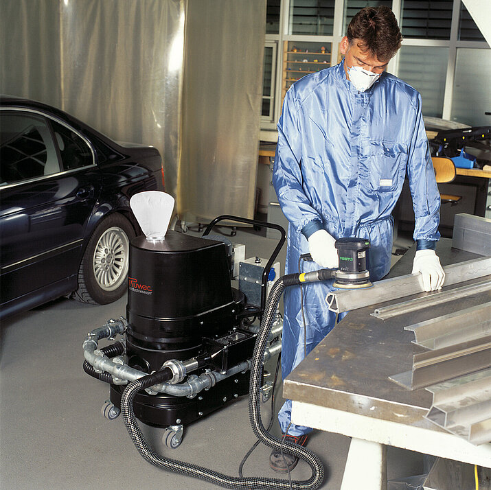 Ruwac Industriesauger R01 R022 mit Funkenfalle im StaubEx-Bereich saugt entzündliche Aluminiumstäube bei BMW München.
