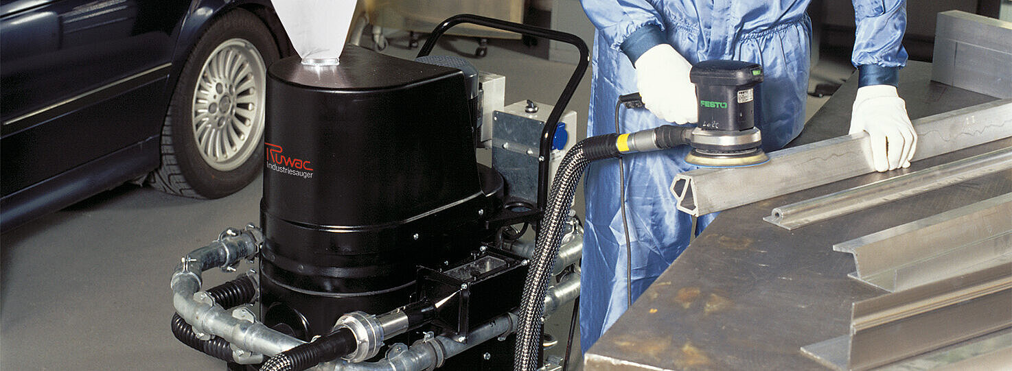 Ruwac Industriesauger R01 R022 mit Funkenfalle im StaubEx-Bereich saugt entzündliche Aluminiumstäube bei BMW München.