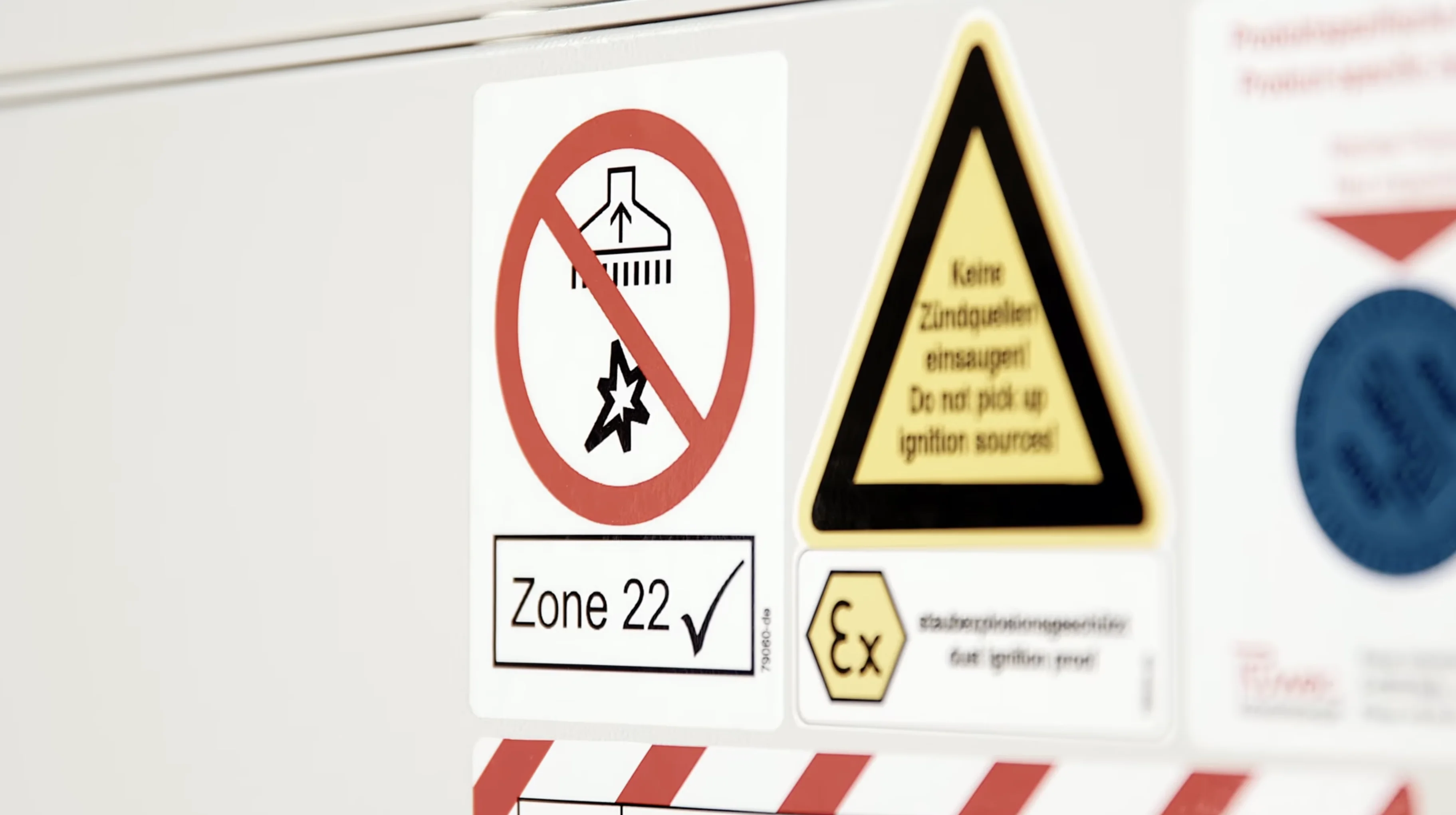 Version ATEX disponible pour la zone 22 : le R03 est certifié ATEX pour les poussières inflammables et garantit ainsi la sécurité dans les zones à risque d'explosion, sans nécessiter de mesures de protection supplémentaires au niveau du processus.