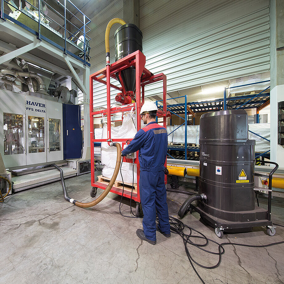 Ruwac Industriesauger DS2520 für den StaubEx-Bereich mit Silo und Big Bag saugt Makrolonstäube bei Chemion in Uerdingen.
