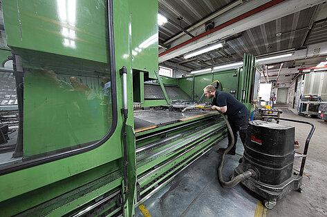 Ruwac Industriesauger DS1 saugt Metallspäne bei Steinway & Sons in Hamburg.