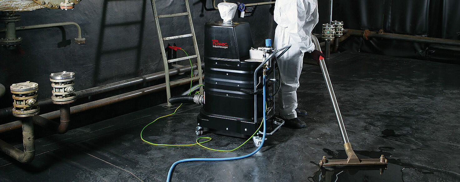 Ruwac Industriesauger DLS1000 für den GasEx-Bereich saugt brennbare Flüssigkeiten in der Uniklinik Düsseldorf.
